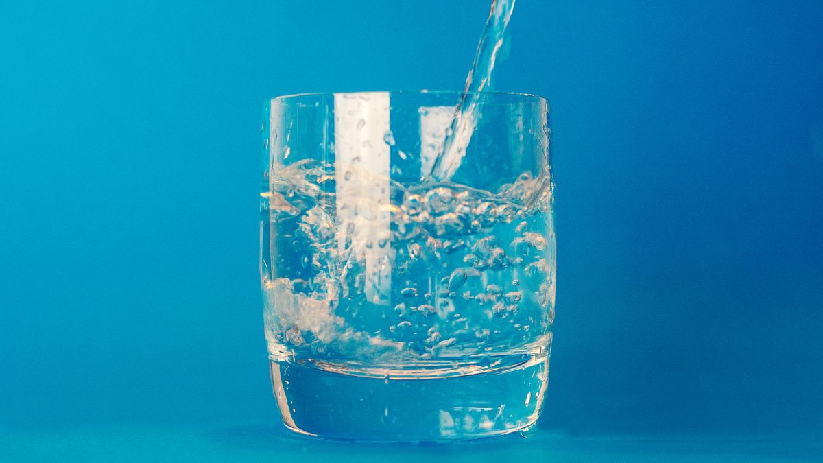 manfaat minum air putih 2 liter sehari